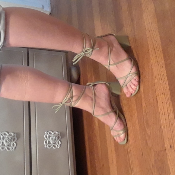 Sage green heels with Ties - Picture 3 of 7